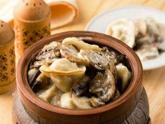 Пельмени, томленные с грибами