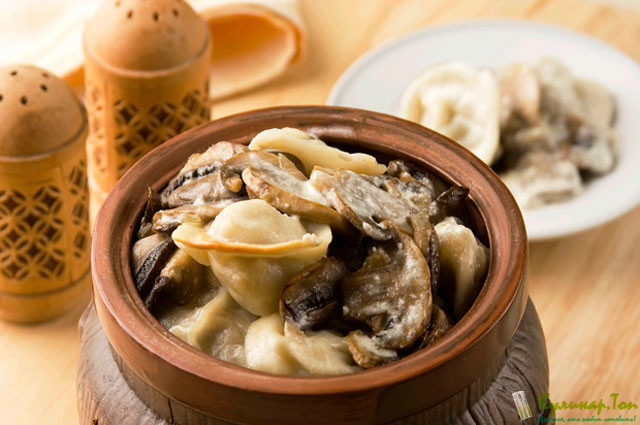 Пельмени, томленные с грибами