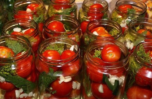 Помидоры с хреном, засоленные по-сибирски