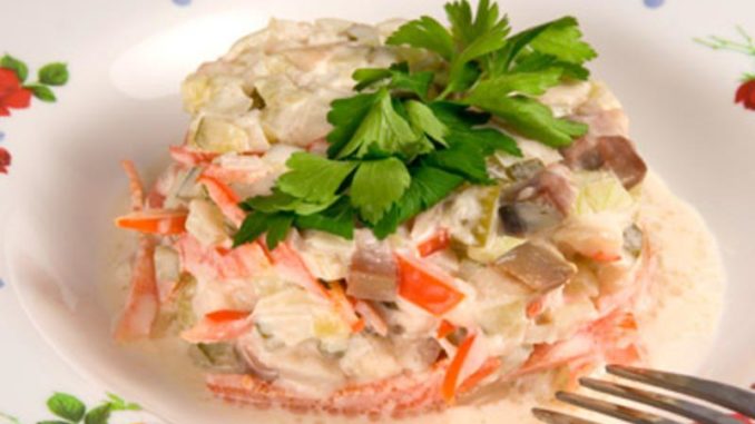 salat-so-skumbriej-i-ovoshhami