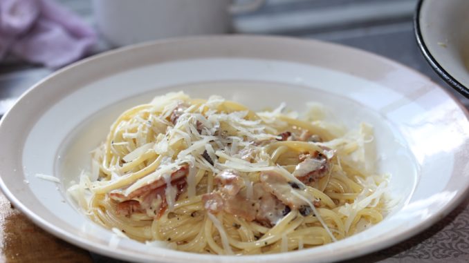 spagetti-pod-sousom-karbonara-v-multivarke