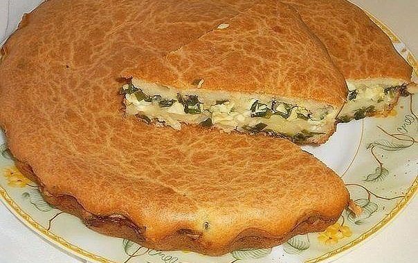 Заливной пирог с зелёным луком и яйцом