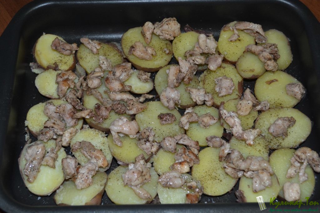 Картофель с куриным мясом и луковой корочкой Картофель с куриным мясом и луковой корочкой