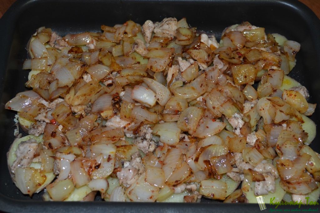 Картофель с куриным мясом и луковой корочкой Картофель с куриным мясом и луковой корочкой
