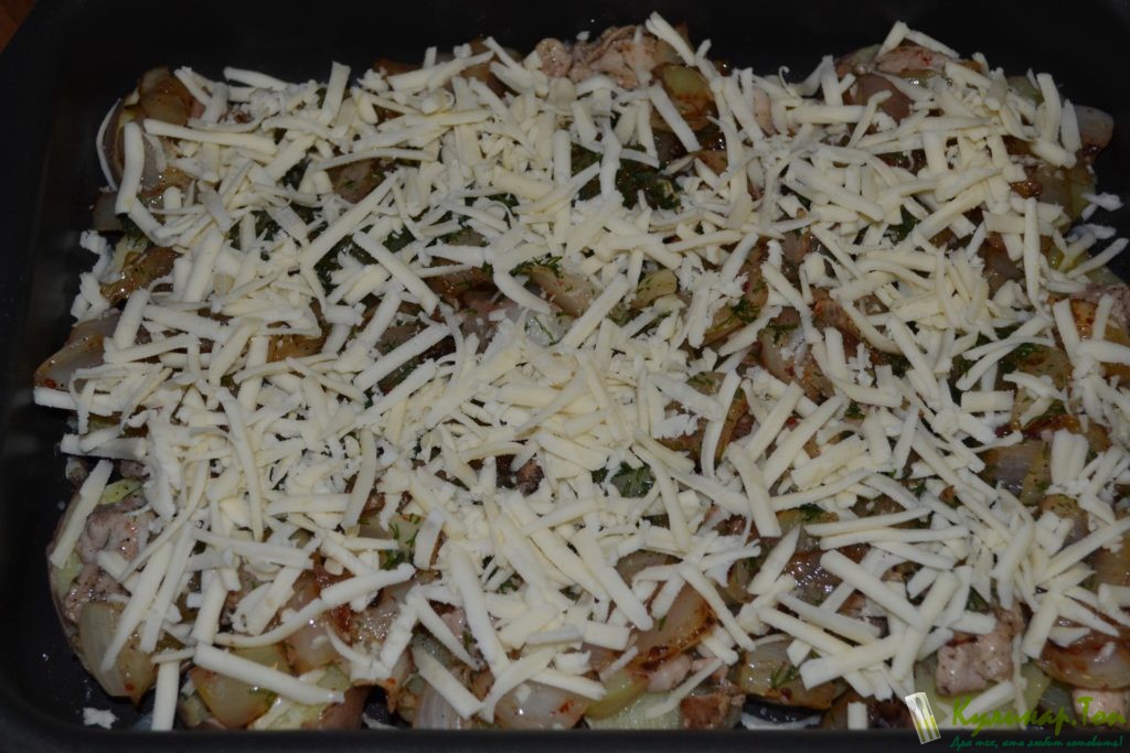 Картофель с куриным мясом и луковой корочкой Картофель с куриным мясом и луковой корочкой