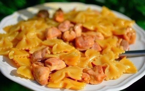 farfalle-s-kuritsej-i-myodom