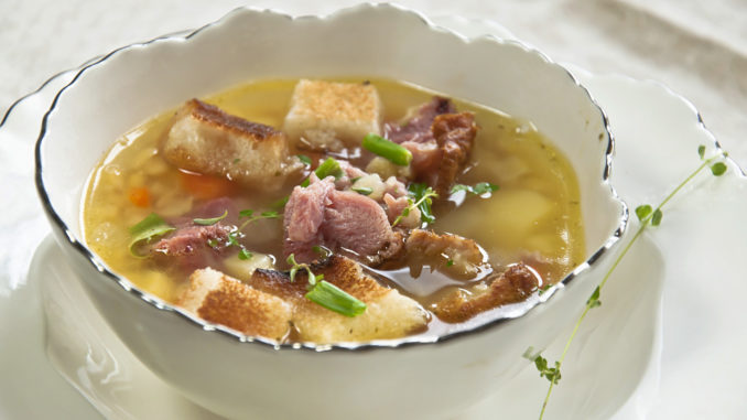 gorohovyj-sup-s-kopchenoj-svinoj-rulkoj