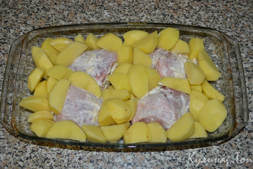 Картофель с курицей в духовке