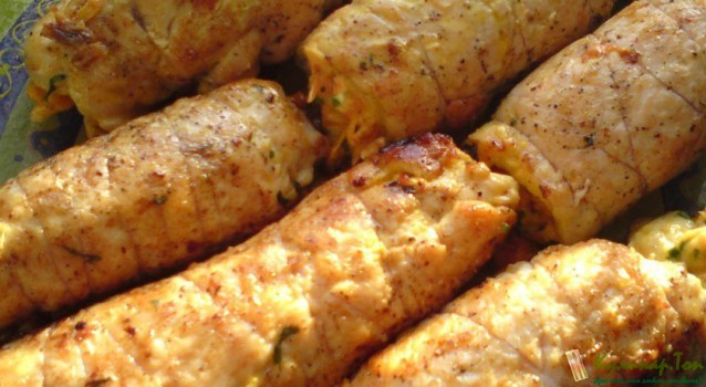 kurinye-ruletiki-s-gribami-i-syrom-v-smetannom-souse