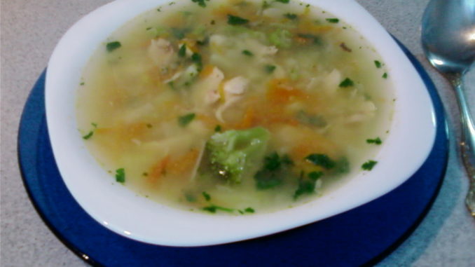 kurinyj-sup-s-ovoshhami-gorchitsej-i-hrenom