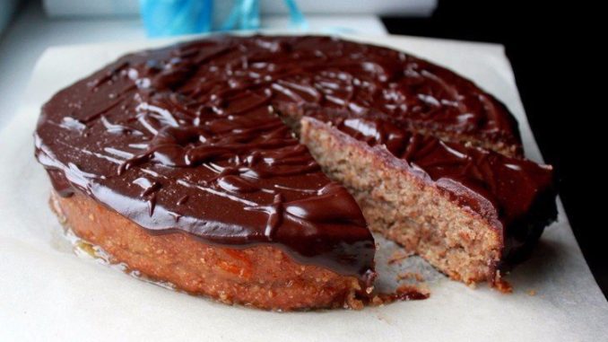 orehovyj-tort-s-shokoladnoj-glazuryu
