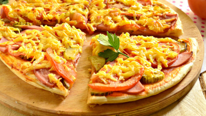 pitstsa-s-kolbasoj-i-solyonymi-ogurtsami