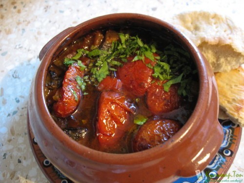 pomidory-s-kopchenym-salom-v-gorshochke