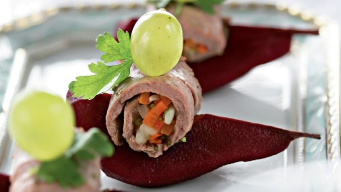 ruletiki-iz-rostbifa-s-grushami-v-krasnom-vine