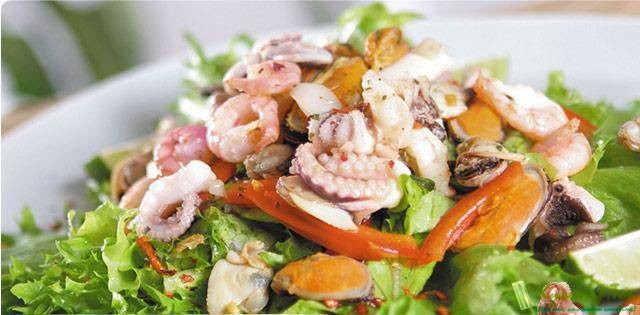 salat-assorti-iz-moreproduktov