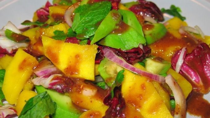 salat-iz-avokado-i-mango-s-granatovym-sousom