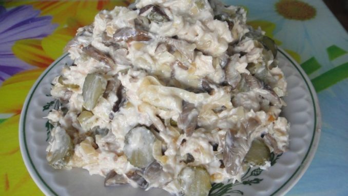 salat-iz-gribov-i-ogurtsov