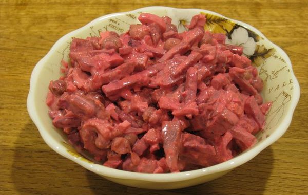 salat-iz-kolbasy-i-svekly