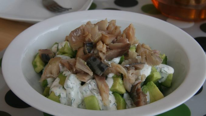 salat-iz-kopchenoj-skumbrii-s-fasolyu