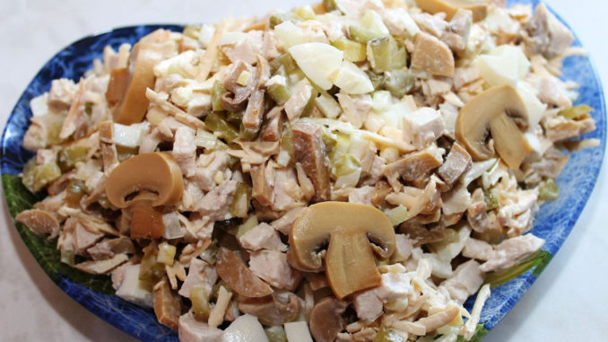 salat-iz-kuritsy-s-gribami