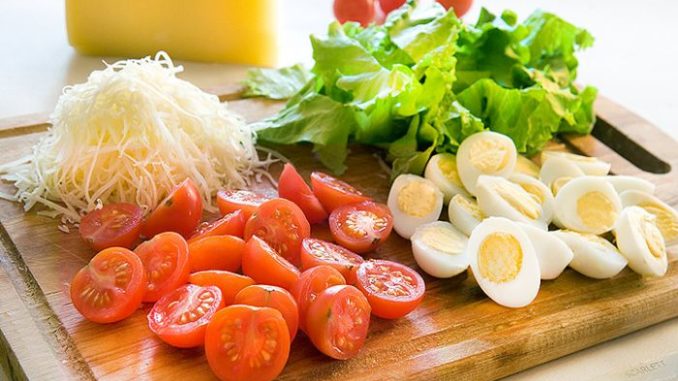 salat-iz-pomidorov-i-yaits