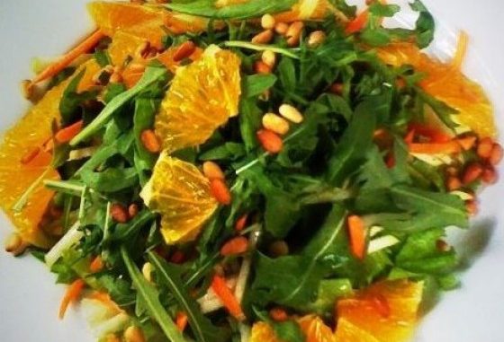 salat-iz-rukkoly-s-kurinoj-grudkoj