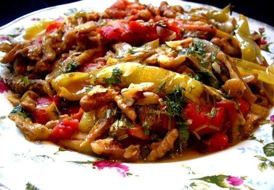 salat-iz-sladkogo-pertsa-baklazhanov-i-orehov