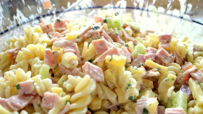 salat-iz-vetchiny-i-makaron
