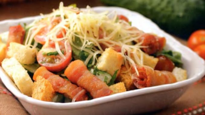 salat-s-bekonom-i-suharikami