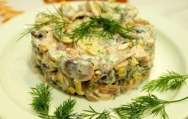 salat-s-kopchenoj-kuritsej-gribami-i-orehami