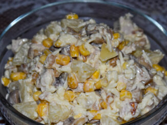 Салат с курицей и ананасами