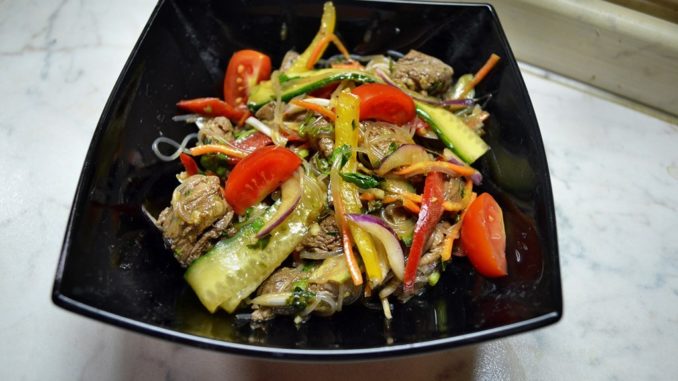 salat-s-lapshoj