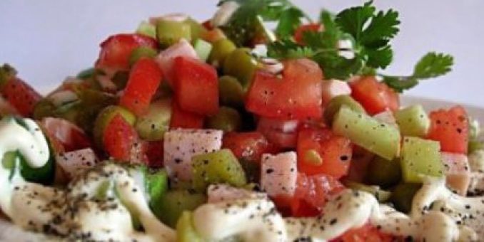salat-s-risom-i-kopchenoj-vetchinoj