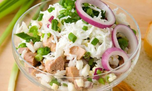 salat-s-treskoj-i-ovoshhami