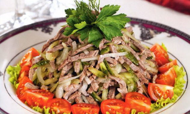 salat-s-zapechennym-myasom