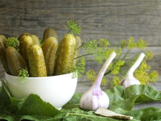 Соленые огурцы с чесноком и яблоками