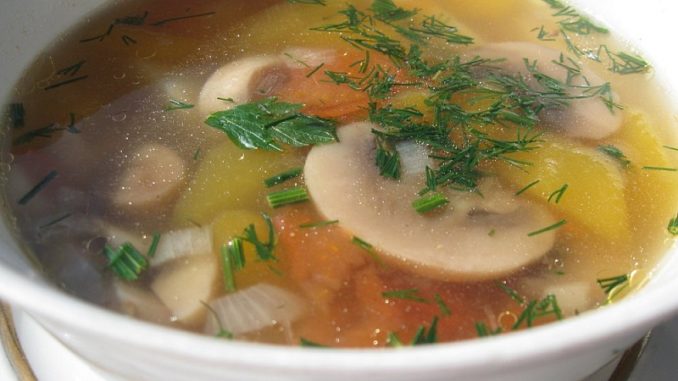 sup-iz-belyh-gribov-s-kartofelem-i-yajtsami