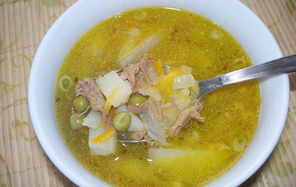 sup-iz-tushenki-s-zelenym-goroshkom