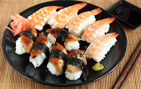 sushi-s-ugrem-i-krevetkami