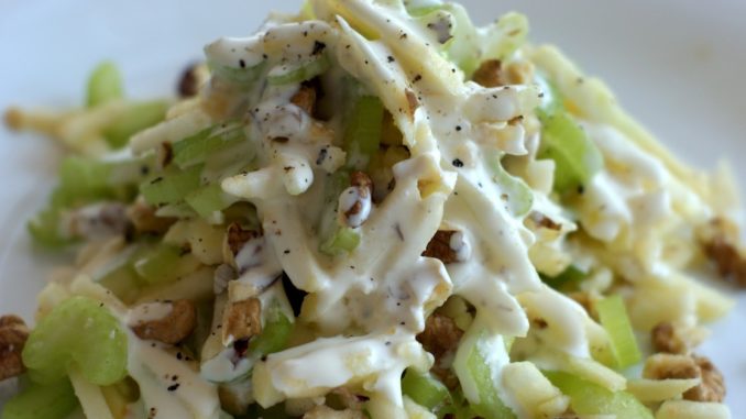 yablochnyj-salat-s-gretskimi-orehami
