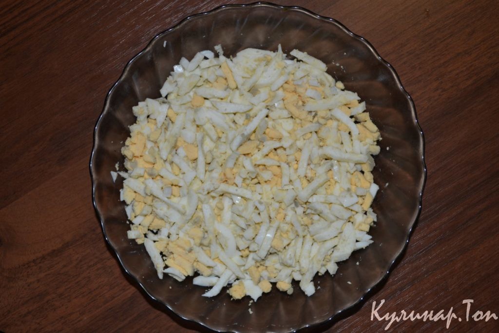 Слоеный салат с копченой курицей