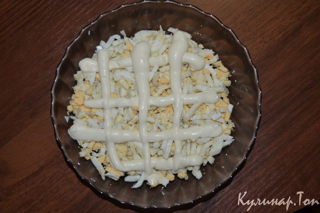 Слоеный салат с копченой курицей