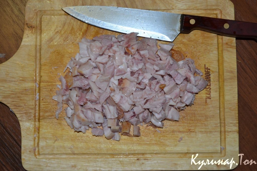 Слоеный салат с копченой курицей