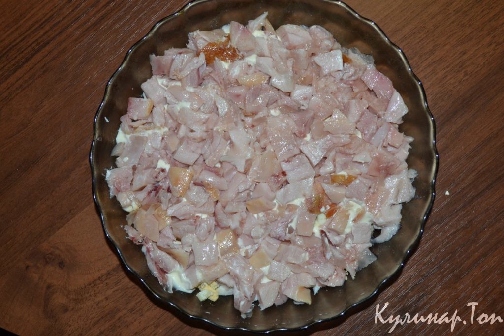 Слоеный салат с копченой курицей
