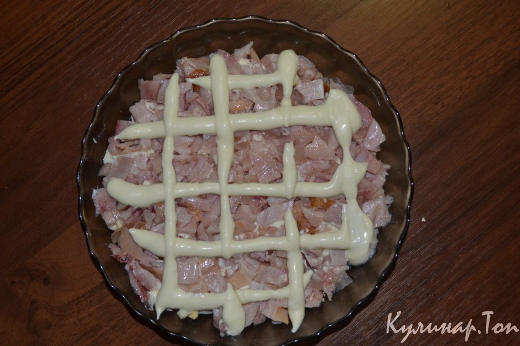 Слоеный салат с копченой курицей