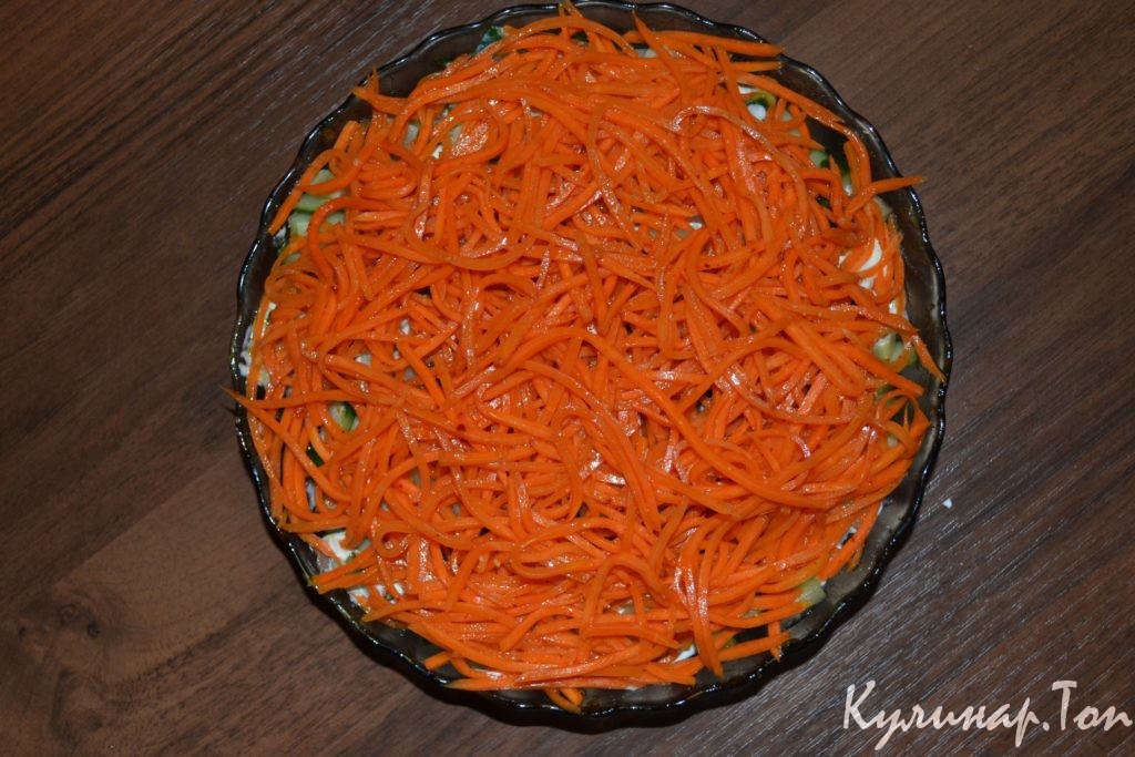 Слоеный салат с копченой курицей Слоеный салат с копченой курицей