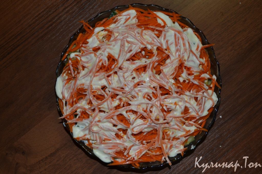 Слоеный салат с копченой курицей Слоеный салат с копченой курицей