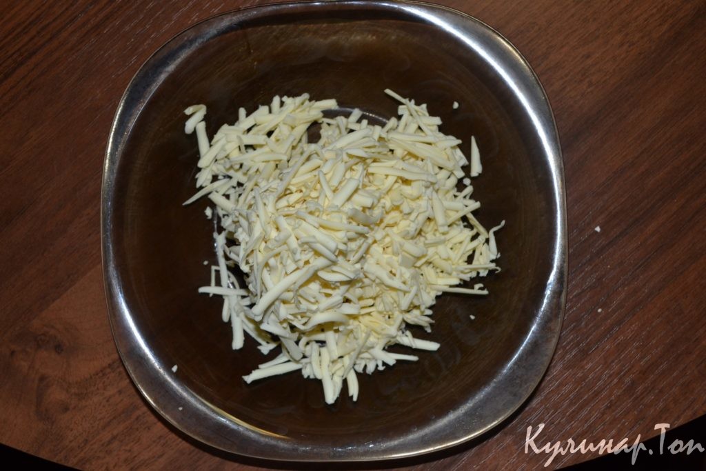 Слоеный салат с копченой курицей Слоеный салат с копченой курицей
