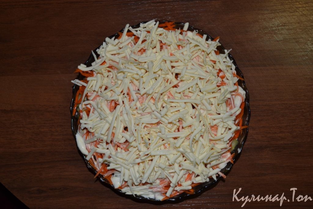 Слоеный салат с копченой курицей Слоеный салат с копченой курицей
