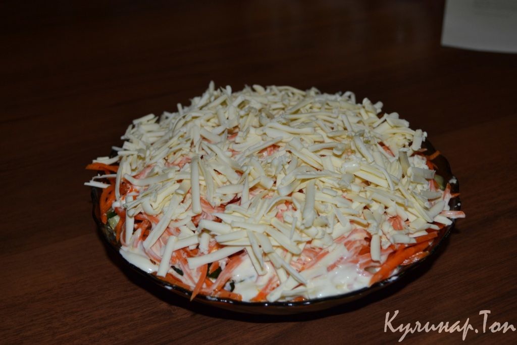 Слоеный салат с копченой курицей Слоеный салат с копченой курицей